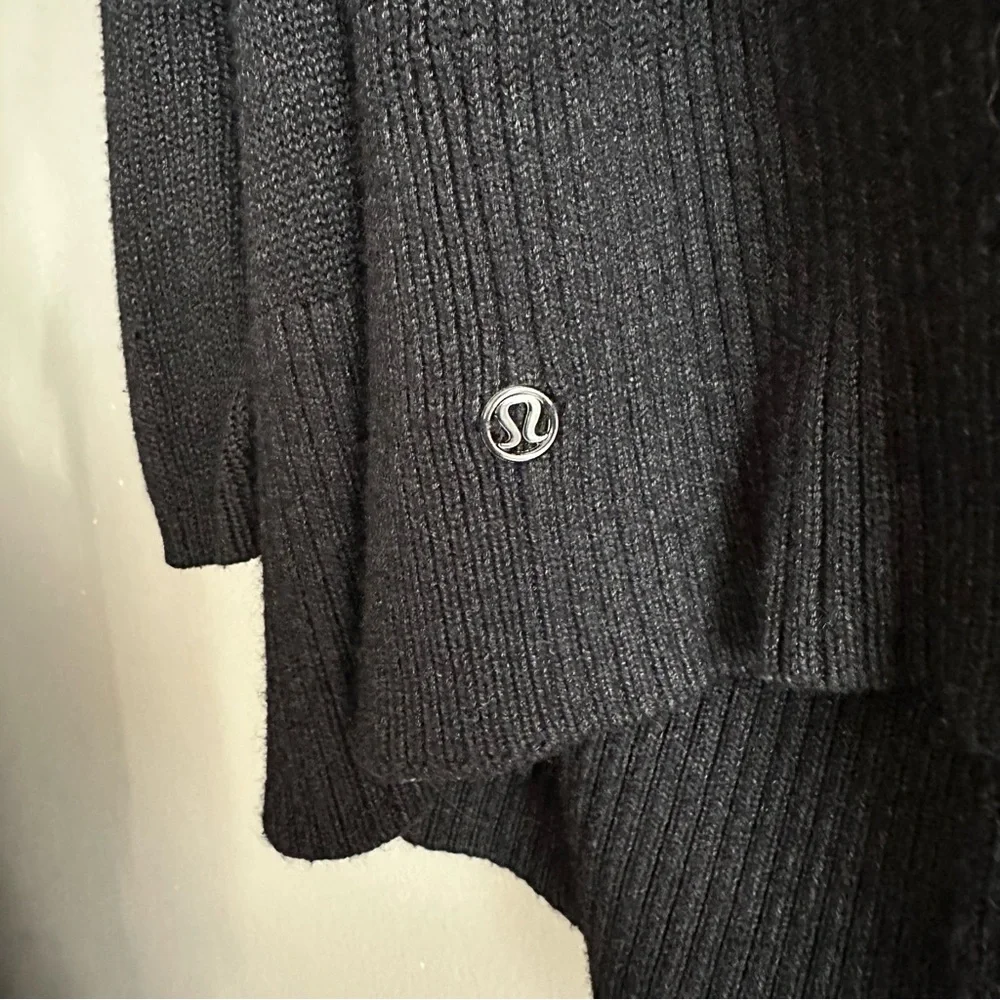 Lululemon • Peace of‎ Mind Wrap in Heathered Black